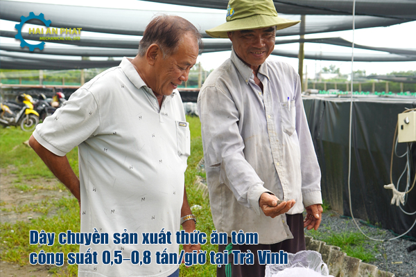 Khách hàng kiểm tra thức ăn tại trại tôm Trà Vinh